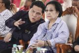 Presiden kelima RI Megawati Soekarnoputri (kanan) berbincang dengan Menteri BUMN Erick Thohir (kiri) saat meninjau progres pembangunan Kawasan Ekonomi Khusus (KEK) Sanur di Bali, Senin (16/1/2023). KEK Sanur tengah ditransformasikan Kementerian BUMN untuk menjadi destinasi wisata komprehensif yang menonjolkan wisata kesehatan dan pariwisata. ANTARA FOTO/Dhemas Reviyanto/nym.