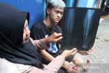 Relawan menunjukkan hasil rontgen tulang kaki seorang korban luka Tragedi Kanjuruhan di sela sesi pendampingan di Sukoharjo, Malang, Jawa Timur, Senin (16/1/2023). Pendampingan tersebut terus dilakukan karena hingga kini masih ada beberapa korban luka Tragedi Kanjuruhan yang belum pulih baik psikis maupun fisik. ANTARA Jatim/Ari Bowo Sucipto/zk 