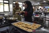 Siswa membuat makanan kue di SMK Negeri 1 Ciamis, Kabupaten Ciamis, Jawa Barat, Senin (16/1/2023). Siswa jurusan kuliner atau tataboga tersebut memproduksi makanan berupa roti, risoles, brownies galendo, bagelen, dan minuman yang dipasarkan di lingkungan sekolah untuk melatih kewirausahaan dan kemandirian siswa, dan beromset Rp500 ribu hingga Rp1 juta per hari. ANTARA FOTO/Adeng Bustomi/agr