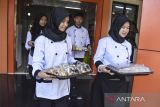 Siswa membawa kue hasil produksinya di SMK Negeri 1 Ciamis, Kabupaten Ciamis, Jawa Barat, Senin (16/1/2023). Siswa jurusan kuliner atau tataboga tersebut memproduksi makanan berupa roti, risoles, brownies galendo, bagelen, dan minuman yang dipasarkan di lingkungan sekolah untuk melatih kewirausahaan dan kemandirian siswa, dan beromset Rp500 ribu hingga Rp1 juta per hari. ANTARA FOTO/Adeng Bustomi/agr