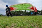 Personel TNI Lanud ZAM Lombok menggelar ground Handling Paralayang