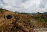 Pekerja memelakukan penimbunan dan pengerasan ruas jalan tol Seksi-I Padang Tidji-Seulimum, Tol Sigli-Banda Aceh, di Kabupaten Aceh Besar, Aceh, Selasa (17/1/2023). PT Hutama Karya (Persero) mentargetkan pembangunan jalan tol Sigli-Banda Aceh (Sibanceh) dengan panjang 74,2 kilometer yang terdiri dari enam seksi itu selesai pada akhir tahun 2023. ANTARA FOTO/Ampelsa.