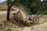 Pekerja memelakukan pengerukan di lokasi aliran sungai untuk pembangunan perlintasan satwa dilindungi jenis reptil  pada  ruas jalan tol Seksi-I Padang Tidji-Seulimum, Tol Sigli-Banda Aceh, Kabupaten Aceh Besar, Aceh, Selasa (17/1/2023). PT Hutama Karya (Persero) membangun tiga bagian perlintasan satwa liar di ruas jalan tol Sigli-Banda Aceh tersebut dengan kontruksi jembatan untuk gajah, perlintasan menggunakan produk beton tulang pracetak untuk reptil dan perlintasan dengan kontruksi jembatan kanopi jaring kabel untuk primata. ANTARA FOTO/Ampelsa.