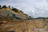 Pekerja memelakukan pengerukan tebing untuk pembangunan perlintasan satwa dilindungi jenis primata di ruas jalan tol Seksi-I Padang Tidji-Seulimum, Tol Sigli-Banda Aceh, Kabupaten Aceh Besar, Aceh, Selasa (17/1/2023). PT Hutama Karya (Persero) membangun tiga bagian perlintasan satwa liar di ruas jalan tol Sigli-Banda Aceh tersebut dengan kontruksi jembatan untuk gajah, perlintasan menggunakan produk beton tulang pracetak untuk reptil dan perlintasan dengan kontruksi jembatan kanopi jaring kabel untuk primata. ANTARA FOTO/Ampelsa.