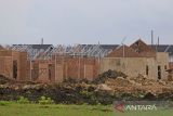 Pekerja menyelesaikan pembangunan perumahan di Margadadi, Indramayu, Jawa Barat, Selasa (17/1/2023). Pemerintah menargetkan tahun 2023 bisa menyalurkan 220.000 unit rumah subsidi Kredit Pemilikan Rumah (KPR) Fasilitas Likuiditas Pembiayaan Perumahan (FLPP) bagi masyarakat berpenghasilan rendah senilai Rp25,18 triliun. ANTARA FOTO/Dedhez Anggara/agr