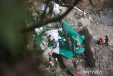 Tim penyelamat menemukan jenazah korban dari lokasi jatuhnya pesawat yang dioperasikan oleh Yeti Airlines di Pokhara, Nepal, Senin (16/1/2023). Kecelakaan pesawat yang membawa 72 penumpang tersebut dilaporkan menewaskan 69 orang dan 3 orang penumpang belum ditemukan. ANTARA FOTO/REUTERS/Sulav Shrestha/rwa. 