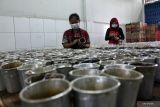 PRODUKSI KUE KERANJANG JELANG IMLEK. Pekerja memindahkan kue keranjang setelah didinginkan di rumah produksi Yek Yen Siang (Harum Manis) Kota Medan, Sumatera Utara, Jumat (13/1/2023). Pelaku usaha mulai memproduksi kue keranjang sejak satu bulan menjelang imlek dengan membuat kue perharinya ssebanyak 400 kue dan dijual dengan harga Rp35.000 sampai Rp75 ribu per kotak.ANTARA FOTO/Yudi/ANTARA FOTO/Yudi (ANTARA FOTO/Yudi)
