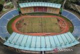 Foto udara Stadion Si Jalak Harupat yang sedang direnovasi di Soreang, Kabupaten Bandung, Jawa Barat, Rabu (18/1/2023). Pemerintah melalui Kementerian PUPR merenovasi Stadion Si Jalak Harupat yang ditujukan untuk perhelatan Piala Dunia U-20 pada Mei hingga Juni 2023. ANTARA FOTO/Raisan Al Farisi/agr