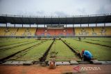 Pekerja melakukan renovasi rumput lapangan Stadion Si Jalak Harupat di Soreang, Kabupaten Bandung, Jawa Barat, Rabu (18/1/2023). Pemerintah melalui Kementerian PUPR merenovasi Stadion Si Jalak Harupat yang ditujukan untuk perhelatan Piala Dunia U-20 pada Mei hingga Juni 2023. ANTARA FOTO/Raisan Al Farisi/agr