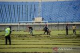 Pekerja melakukan renovasi rumput lapangan Stadion Si Jalak Harupat di Soreang, Kabupaten Bandung, Jawa Barat, Rabu (18/1/2023). Pemerintah melalui Kementerian PUPR merenovasi Stadion Si Jalak Harupat yang ditujukan untuk perhelatan Piala Dunia U-20 pada Mei hingga Juni 2023. ANTARA FOTO/Raisan Al Farisi/agr