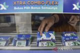 Pegawai CN Cell menata kartu perdana XL di Sindangrasa, Kabupaten Ciamis, Jawa Barat, Rabu (18/1/2023). PT XL Axiata Tbk menyediakan bonus double kuota setahun penuh untuk kartu perdana XL Xtra Combo Flex yang hanya dapat dibeli dan diaktifkan di bulan Januari 2023. ANTARA FOTO/Adeng Bustomi/agr