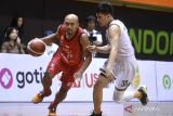 Pebasket Bali United Basketball Bima Riski Ardiansyah (kiri) berusaha melewati pebasket Mountain Gold Timika Brando Oktavianus Kosegeran (kanan) saat pertandingan Indonesian Basketball League (IBL) 2023 di GOR Merpati, Denpasar, Bali, Rabu (18/1/2023). Bali United Basketball menang atas Mountain Gold Timika dengan skor 79-67. ANTARA FOTO/Fikri Yusuf/wsj.