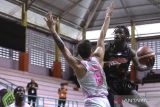 Pebasket Indonesia Patriots Jerome Anthony Beane Jr (kanan) berusaha melewati hadangan pebasket West Bandits Solo Patrick Nikolas (kiri) dalam pertandingan Indonesian Basketball League (IBL) 2023 di GOR Merpati, Denpasar, Bali, Rabu (18/1/2023). Indonesia Patriots menang atas West Bandits Solo dengan skor 87-80. ANTARA FOTO/Fikri Yusuf/wsj.