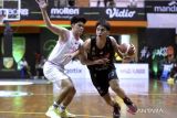 Pebasket Indonesia Patriots Andrew William Lensun (kanan) berusaha melewati hadangan pebasket West Bandits Solo Rio Disi (kiri) dalam pertandingan Indonesian Basketball League (IBL) 2023 di GOR Merpati, Denpasar, Bali, Rabu (18/1/2023). Indonesia Patriots menang atas West Bandits Solo dengan skor 87-80. ANTARA FOTO/Fikri Yusuf/wsj.