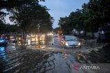 Kendaraan menerjang banjir di Jalan Soekarno-Hatta, Gedebage, Bandung, Jawa Barat, Rabu (18/1/2023). Meskipun terdapat beberapa kolam retensi di sekitar Gedebage, banjir di kawasan tersebut masih kerap terjadi ketika hujan lebat mengguyur Kota Bandung. ANTARA FOTO/Raisan Al Farisi/agr
