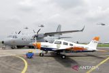 Pesawat udara CN 235-220 MPA dan Archer PA-28-181saat akan diresmikan di Base Ops Lanudal Juanda, Sidoarjo, Jawa Timur, Kamis (19/1/2023). KASAL meresmian sejumlah pesawat yang diantaranya 1 unit Pesud Piper CN 235-220 MPA, 1 unit Helikopter Bell 505 Jet Ranger X dan 3 Unit Pesud Piper Archer PA-28-181 dibawah binaan Wing Udara 2 Puspenerbal tersebut bertujuan untuk pemenuhan kebutuhan alutsista sebagai program prioritas yang siap dioperasikan dalam kesiapsiagaan. ANTARA Jatim/Umarul Faruq/zk 