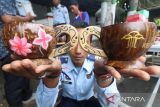 Petugas memperlihatkan cangkir berbahan baku batok kelapa karya narapidana di Lembaga Pemasyarakatan (Lapas) Kelas 2A Kota Kediri, Jawa Timur, Rabu (18/1/2023). Narapidana yang telah memasuki masa asimilasi di lapas tersebut diberikan sejumlah pelatihan keterampilan sebagai bekal hidup mandiri saat kelak kembali ke tengah masyarakat. ANTARA Jatim/Prasetia Fauzani/zk