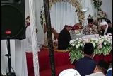 Geger, pasangan pengantin di Lombok Tengah ini menikah dengan mas kawin 
