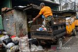 Petugas kebersihan beraktivitas di tempat pembuangan sementara di Jalan Jakarta, Bandung, Jawa Barat, Kamis (19/1/2023).Dinas Lingkungan Hidup Kota Bandung mencatat, setiap harinya Kota Bandung menghasilkan 1.200 ton sampah dan hanya bisa diangkut 900 hingga 1.000 ton per hari karena adanya permasalahan pengangkutan ke TPA Sarimukti dalam seminggu terakhir. ANTARA FOTO/Raisan Al Farisi/agr