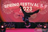 Mahasiswa Fakultas Pariwisata menampilkan pertunjukan Wushu saat Spring Festival 2023 di Universitas Udayana, Denpasar, Bali, Kamis (19/1/20323). Kegiatan yang menampilkan kesenian Tionghoa tersebut digelar untuk menyambut Tahun Baru Imlek 2574 Kongzili. ANTARA FOTO/Nyoman Hendra Wibowo/wsj.