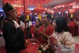 Sejumlah mahasiswa Fakultas Pariwisata mengenakan busana khas China saat Spring Festival 2023 di Universitas Udayana, Denpasar, Bali, Kamis (19/1/2023). Kegiatan yang menampilkan kesenian Tionghoa tersebut digelar untuk menyambut Tahun Baru Imlek 2574 Kongzili. ANTARA FOTO/Nyoman Hendra Wibowo/wsj.