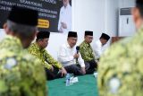 Ketua Umum Pimpinan Pusat Dewan Masjid Indonesia (PP DMI) HM Jusuf Kalla (kedua kiri) didampingi Ketua DMI Kalbar Ria Norsan (kiri) dan Ketua DMI Kota Pontianak Edi Rusdi Kamtono (ketiga kiri) saat bersilahturahmi dengan seluruh Pengurus DMI di Pontianak, Kalimantan Barat, Kamis (19/1/2023). Dalam kesempatan tersebut Jusuf Kalla meminta kepada seluruh jajaran DMI agar menjalankan fungsinya yaitu tidak hanya untuk memakmurkan masjid namun masjid juga harus dapat memakmurkan jamaah dan masyarakat di sekitarnya. ANTARA KALBAR/HO/Prokopim Pemkot Pontianak-Firman Hernadi/jhw