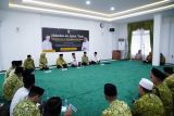 Ketua Umum Pimpinan Pusat Dewan Masjid Indonesia (PP DMI) HM Jusuf Kalla (keempat kiri) didampingi Ketua DMI Kalbar Ria Norsan (ketiga kiri) dan Ketua DMI Kota Pontianak Edi Rusdi Kamtono (kelima kiri) saat bersilahturahmi dengan seluruh Pengurus DMI di Pontianak, Kalimantan Barat, Kamis (19/1/2023). Dalam kesempatan tersebut Jusuf Kalla meminta kepada seluruh jajaran DMI agar menjalankan fungsinya yaitu tidak hanya untuk memakmurkan masjid namun masjid juga harus dapat memakmurkan jamaah dan masyarakat di sekitarnya. ANTARA KALBAR/HO/Prokopim Pemkot Pontianak-Firman Hernadi/jhw