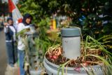 Warga memanen bawang merah di Kujangsari, Bandung, Jawa Barat, Jumat (20/1/2023). Warga RW 08 Kelurahan Kujangsari memanen bawang merah hasil dari program buruan sae yang bertujuan untuk ketahanan pangan sektor pertanian serta salah upaya pengendalian inflasi di Kota Bandung. ANTARA FOTO/Raisan Al Farisi/agr