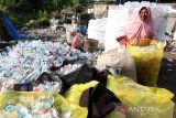 Warga mengumpulkan sampah botol plastik yang telah dibersihkan untuk didaur ulang di Banda Aceh, Aceh, Jumat (20/1/2023). Data Badan Pusat Statistik (BPS) yang menyebutkan jumlah sampah plastik Indonesia hingga 66 juta ton per tahun itu dapat didaur ulang untuk berbagai produk kerajinan yang kreatif dan berkualitas. Antara Aceh/Irwansyah Putra.