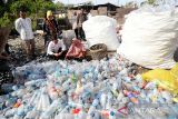 Pj Wali Kota Banda Aceh Bakri Siddiq (dua kanan) berbincang dengan warga yang sedang membersihkan sampah botol plastik untuk didaur ulang di Banda Aceh, Aceh, Jumat (20/1/2023). Pemko Banda Aceh menyatakan akan membantu agar anak-anak dari warga pemulung agar bisa mendapatkan akses pendidikan dasar gratis. Antara Aceh/Irwansyah Putra