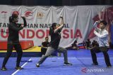 Atlet wushu Indonesia Nicholas (kanan) dan Alisya Mellynar (kiri) berlatih saat pemusatan latihan nasional wushu jelang SEA Games 2023 di GBK Arena, Jakarta, Jumat (20/1/2023). Pengurus Besar Wushu Indonesia (PBWI) menargetkan empat medali emas dalam SEA Games 2023 yang berlangsung pada 5-17 Mei mendatang di Phnom Penh, Kamboja. ANTARA FOTO/M Risyal Hidayat/wsj.