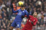 Pesepak bola Chelsea Thiago Silva (kiri) berebut bola di udara dengan Pesepak bola Liverpool Cody Gakpo (kanan) pada pertandingan Liga Premier di Stadion Anflield, Liverpool, Inggris, Sabtu (21/1/2023). Pertandingan tersebut berakhir imbang tanpa gol. ANTARA FOTO/REUTERS/Phil Noble/wsj.