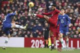 Pesepak bola Chelsea Conor Gallagher (kiri) berebut bola di udara dengan Pesepak bola Liverpool Joe Gomez (tengah) pada pertandingan Liga Premier di Stadion Anflield, Liverpool, Inggris, Sabtu (21/1/2023). Pertandingan tersebut berakhir imbang tanpa gol. ANTARA FOTO/REUTERS/Phil Noble/wsj.