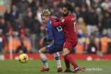 Pesepak bola Chelsea Mykhailo Mudryk (kiri) berebut bola di udara dengan Pesepak bola Liverpool Mohamed Salah (kanan) pada pertandingan Liga Premier di Stadion Anflield, Liverpool, Inggris, Sabtu (21/1/2023). Pertandingan tersebut berakhir imbang tanpa gol. ANTARA FOTO/REUTERS/Phil Noble/wsj.