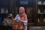 Pemilik rumah Tekav Kriya Een Qurotul menunjukkan tas berbahan kain batik dan kulit sapi di Paoman, Indramayu, Jawa Barat, Sabtu (21/1/2023). Tas batik tersebut dipasarkan ke berbagai daerah dengan harga Rp600 ribu hingga Rp3 juta. ANTARA FOTO/Dedhez Anggara/agr