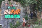 Pengunjung mengunjungi puncak wisata gunung Geurute, Aceh Jaya, Aceh, Jumat (20/1/2023). Objek wisata yang berhadapan langsung dengan laut samudera Hindia itu merupakan salah satu objek wisata andalan kabupaten setempat yang menawarkan panorama pegunungan dan pemandangan laut. ANTARA Aceh/Syifa Yulinnas.