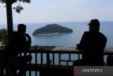 Pengunjung menikmati panorama di puncak wisata gunung Geurute, Aceh Jaya, Aceh, Jumat (20/1/2023). ANTARA Aceh/Syifa Yulinnas.