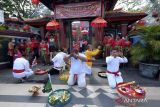 Warga keturunan Tionghoa melakukan ritual tolak bala jelang perayaan Tahun Baru Imlek 2574 kongzili di Kuta, Badung, Bali, Sabtu (21/1/2023). Ritual tolak bala yang diisi dengan persembahyangan serta diiringi atraksi barongsai dan liong tersebut untuk berbagi kebahagiaan yang rutin digelar sehari sebelum Tahun Baru Imlek di kawasan itu. ANTARA FOTO/Nyoman Hendra Wibowo/wsj.