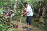 Pj Bupati Aceh Besar Muhammad Iswanto bersama Sekda Aceh Besar, Sulaimi para kepala OPD dan forkopimcam serta perangkat Gampong Lambaro Kueh kec Lhoknga melakukan Kegiatan Rutinitas Aksi 1 jam aksi memungut Sampah di lokasi Wisata Water Park Mata ie hingga sepanjang jalan gampong lambaro kueh Kec Lhoknga,Minggu 22/01/2023