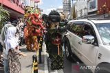 Warga menyaksikan pertunjukan Barongsai di Kota Tasikmalaya, Jawa Barat, Minggu (22/1/2023). Asosiasi Pengolala Pusat Belanja Indonesia (APPBI) menyelenggarakan pertunjukan Barongsai untuk menghibur pengunjung sekaligus menyambut Tahun Baru Imlek 2574. ANTARA FOTO/Adeng Bustomi/agr