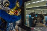 Kelompok seni  Lucky's Lion mementaskan seni Barongsai di Gerbong Kereta Argo Parahyangan di Stasiun Bandung, Jawa Barat, Minggu (22/1/2023). Seni tersebut digelar oleh PT. KAI Daop 2 guna memeriahkan dan menghibur penumpang kereta api dalam perayaan Tahun Baru Imlek 2023 (2574 Kongzili). ANTARA FOTO/Novrian Arbi/agr