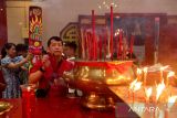 Warga keturunan Tionghoa melaksanakan ibadah pada malam pergantian tahun baru cina (imlek) 2574 Kongzili di Vihara Dharma Bakti, Banda Aceh, Aceh, Minggu (22/1/2023). Warga keturunan Tionghoa yang berdomisili di Provinsi Aceh merayakan pergantian tahun yang dalam penanggalan Cina dari tahun macan ke tahun kelinci air dengan melaksanankan ibadah untuk memohon dipanjangkan umur, terciptanya kemakmuran dan hidup dalam kedamaian. Antara Aceh/Irwansyah Putra.
 

