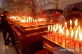 Warga keturunan Tionghoa melaksanakan ibadah pada malam pergantian tahun baru cina (imlek) 2574 Kongzili di Vihara Dharma Bakti, Banda Aceh, Aceh Minggu (22/1/2023). Antara Aceh/Irwansyah Putra.
