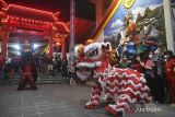 Grup Naga Merah Putih beratraksi barongsai di Vihara Dhanagun, Kota Bogor, Jawa Barat, Sabtu (21/1/2023). Atraksi barongsai kembali digelar di Vihara Dhanagun, Kota Bogor untuk menghibur warga di malam Tahun Baru Imlek 2574. ANTARA FOTO/Arif Firmansyah/wsj.