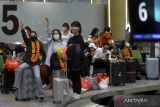 Wisatawan mancanegara asal China tiba di Terminal Internasional Bandara Internasional I Gusti Ngurah Rai, Badung, Bali, Minggu (22/1/2023). Sebanyak 210 orang penumpang asal Shenzhen, China tiba di Pulau Dewata dengan menumpang penerbangan carter maskapai Lion Air JT2648 yang menjadi penerbangan perdana dari China ke Bali sejak Pemerintah China mengizinkan warganya untuk kembali bepergian ke luar negeri. ANTARA FOTO/Fikri Yusuf/wsj.