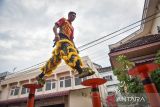 Seorang pemuda menjajal tiang pancang sebelum memulai atraksi barongsai saat perayaan Imlek di depan Vihara Buddha Sakyamuni Banda Aceh, Provinsi NAD, Minggu (22/1/2023). Antara Aceh/FB Anggoro.