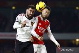 Pesepak bola Arsenal Gabriel Martinelli (kanan) berebut bola dengan Pesepak bola Manchester United Bruno Fernandes (kiri) pada pertandingan pekan ke-21 Liga Premier di Stadion Emirates, London, Inggris, Minggu (22/1/2023). Arsenal meraih kemenangan dramatis 3-2 atas Manchester United. ANTARA FOTO/Action Images/Peter Cziborra/via REUTERS/wsj.