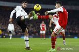 Pesepak bola Arsenal Gabriel Martinelli (kanan) berebut bola dengan Pesepak bola Manchester United Bruno Fernandes (kiri) pada pertandingan pekan ke-21 Liga Premier di Stadion Emirates, London, Inggris, Minggu (22/1/2023). Arsenal meraih kemenangan dramatis 3-2 atas Manchester United. ANTARA FOTO/Action Images/Peter Cziborra/via REUTERS/wsj.