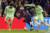 Pesepak bola Barcelona Ousmane Dembele (tengah) berusaha melewati hadangan Pesepak bola Getafe Carles Alena (kanan) pada pertandingan La Liga di Stadion Camp Nou, Barcelona, Spanyol, Minggu (22/1/2023). Gol semata wayang Pedri Gonzalez mengantar Barcelona menundukkan tamunya Getafe dengan skor 1-0. ANTARA FOTO/REUTERS/Albert Gea/wsj.