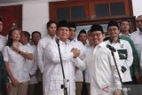 Ketua Umum Partai Gerindra Prabowo Subianto (kiri) dan Ketua Umum Partai Kebangkitan Bangsa (PKB) Muhaimin Iskandar (kanan) berjabat tangan seusai meresmikan pembukaan Sekretariat Bersama (Sekber) Partai Gerindra - PKB di Jakarta, Senin (23/1/2023). Pembukaan Sekber tersebut untuk mempererat koalisi kedua partai dalam upaya pemenangan Pemilu 2024. ANTARA FOTO/Reno Esnir/wsj.